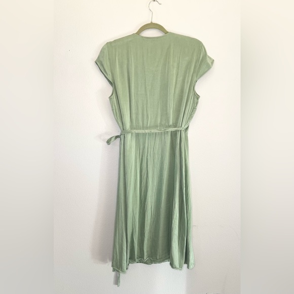 Los Angeles Atelier & Other Stories Womens Green Satin Silky Wrap Dress US 12 - Picture 3 of 4